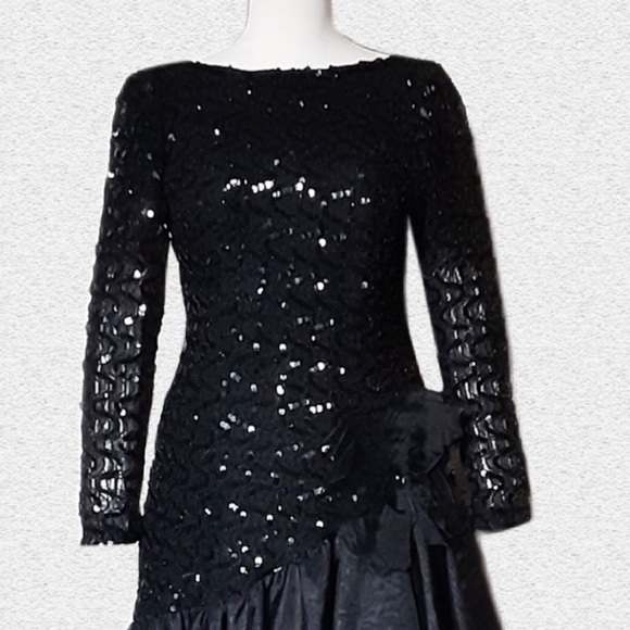 VINTAGE Lace Black Asymmetric Dress, Genuine Vintage 70s, Shiny embellished - Picture 7 of 13